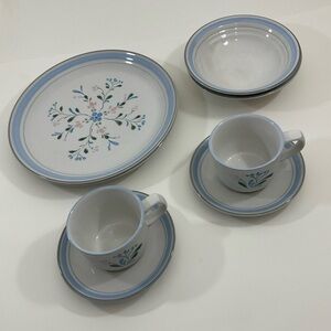Fascino Stoneware Japan Set of 2 plates, soup/cereal bowl, saucers & small cups